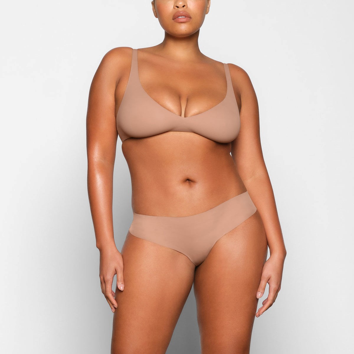 SKIMS Naked Plunge Bra Sienna | UO6019357